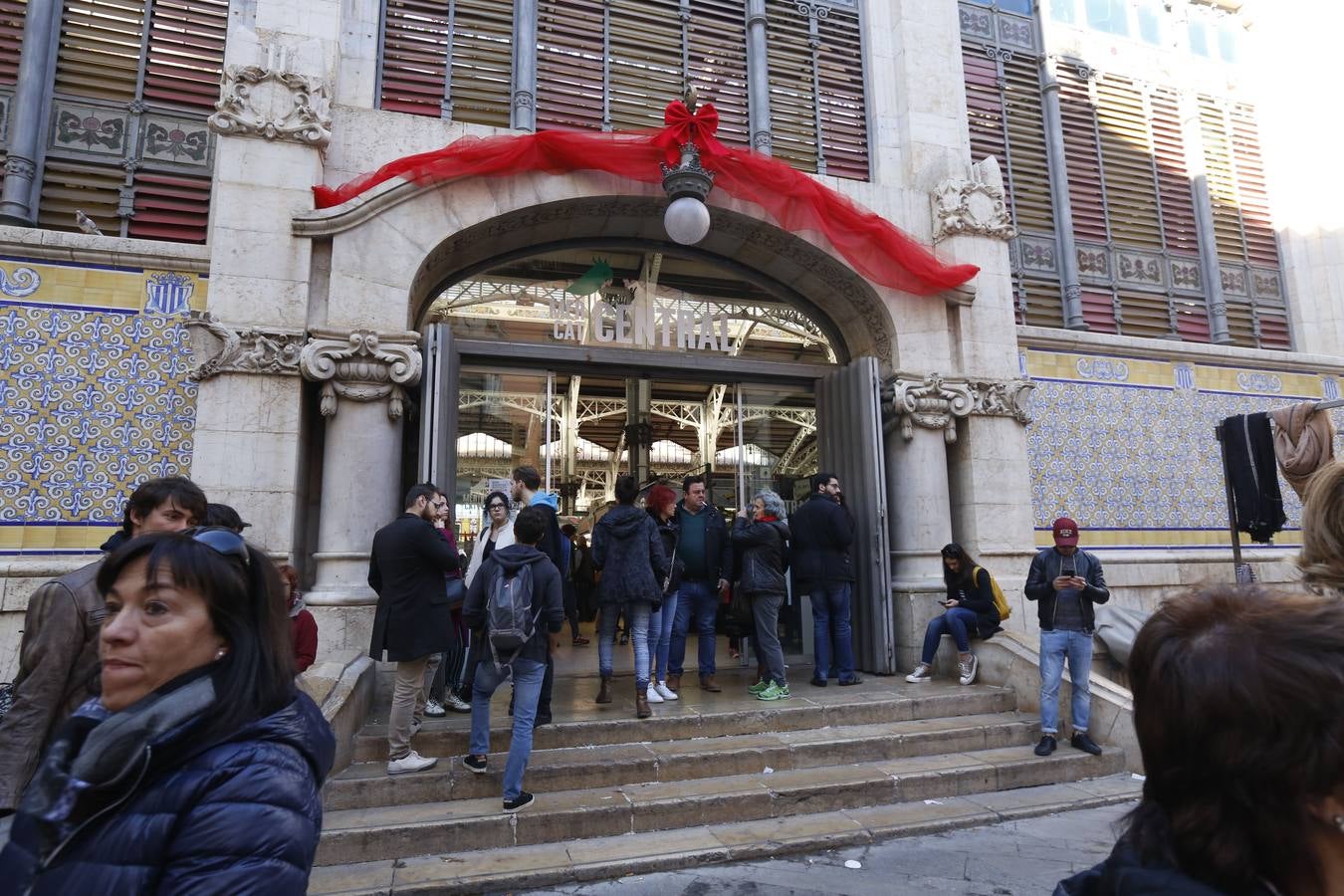 Las compras para la cena de fin de año y la comida de bienvenida a 2019 saturan el centro de la ciudad durante este lunes