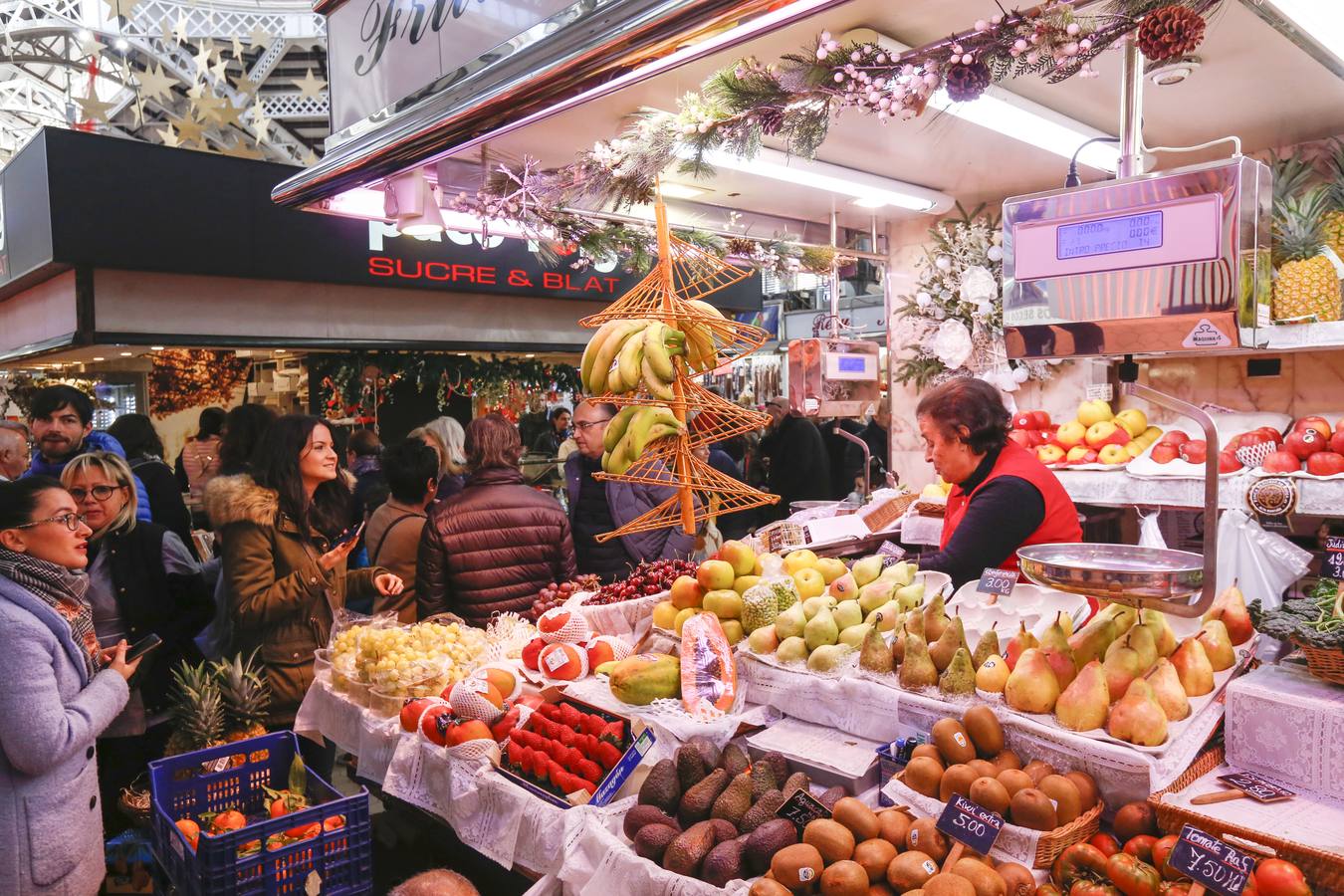 Las compras para la cena de fin de año y la comida de bienvenida a 2019 saturan el centro de la ciudad durante este lunes
