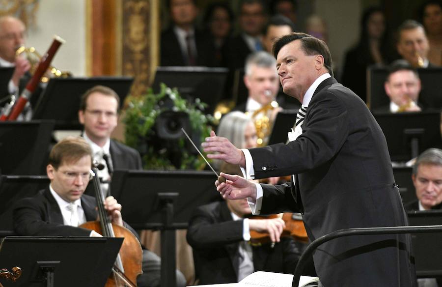 El maestro alemán Christian Thielemann ha dirigido por primera vez a la Orquesta Filarmónica de Viena en el Concierto de Año Nuevo, que este año alcanza su 78ª edición y en el que se han interpretado célebres piezas de la dinastía Strauss, de Carl Michael Ziehrer y de Josef Hellmesberger Jr., y las tradicionales 'El Danubio Azul' o la 'Marcha Radetzky'. Desde la Sala Grande o Dorada del Musikverein de Viena, la Filarmónica ha deleitado al público en la primera parte del concierto, con la 'Marcha Schönfeld' de Carl Michael Ziehrer; el vals 'Transacciones' de Josef Strauss; la 'Danza de los elfos' de Josef Hellmesberger Jr.; la polca rápida 'Exprés' y el vals 'Estampas del Mar del Norte' de Johann Strauss hijo; y la polca rápida 'Con franqueo extra' de Eduard Strauss. En la segunda, la obertura de la opereta 'El barón gitano' de Johann Strauss y la polca francesa 'La bailarina' de Josef Strauss; a continuación, el vals acompañado de ballet 'Vida del artista' yla polca rápida 'La bayadera' de Johann Strauss hijo; la polca francesa 'Noche de ópera' de Eduard Strauss; el 'Vals de Eva' y 'Zarda' con el ballet, de la ópera 'Caballero Pásmán' de Johann Strauss hijo; la 'Marcha egipcia' también de Johann Strauss hijo; el vals 'Entreacto' de Josef Hellmesberger Jr.; la polca mazurca 'Elogio a las mujeres' de Johann Strauss hijo; y el vals 'Música de las esferas' de Josef Strauss. El concierto finaliza con varios bises. El maestro Christian Thielemann y los músicos han tocado el vals 'El Danubio Azul' de Johann Strauss hijo, a continuación han felicitado el Año Nuevo y se han despedido con la 'Marcha Radetzky' de Johann Strauss padre. El programa del intervalo musical entre las dos partes del concierto se titula 'Ópera Estatal de Viena: 150 aniversario' y ofrece un recorrido musical por su sede, con motivo de sus 150 años. Selectos grupos de la Filarmónica de Viena, así como cantantes, bailarines y el coro de la Ópera Estatal, actúan en varios lugares dentro y alrededor del Teatro de la Ópera, que fue inauguradoen 1869 por el emperador Francisco José I. Además, el Ballet Estatal de Viena ha intervenido en varias ocasiones con coreografías del ruso Andrey Kaydanovskiy.