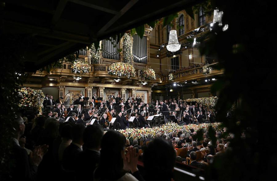 El maestro alemán Christian Thielemann ha dirigido por primera vez a la Orquesta Filarmónica de Viena en el Concierto de Año Nuevo, que este año alcanza su 78ª edición y en el que se han interpretado célebres piezas de la dinastía Strauss, de Carl Michael Ziehrer y de Josef Hellmesberger Jr., y las tradicionales 'El Danubio Azul' o la 'Marcha Radetzky'. Desde la Sala Grande o Dorada del Musikverein de Viena, la Filarmónica ha deleitado al público en la primera parte del concierto, con la 'Marcha Schönfeld' de Carl Michael Ziehrer; el vals 'Transacciones' de Josef Strauss; la 'Danza de los elfos' de Josef Hellmesberger Jr.; la polca rápida 'Exprés' y el vals 'Estampas del Mar del Norte' de Johann Strauss hijo; y la polca rápida 'Con franqueo extra' de Eduard Strauss. En la segunda, la obertura de la opereta 'El barón gitano' de Johann Strauss y la polca francesa 'La bailarina' de Josef Strauss; a continuación, el vals acompañado de ballet 'Vida del artista' yla polca rápida 'La bayadera' de Johann Strauss hijo; la polca francesa 'Noche de ópera' de Eduard Strauss; el 'Vals de Eva' y 'Zarda' con el ballet, de la ópera 'Caballero Pásmán' de Johann Strauss hijo; la 'Marcha egipcia' también de Johann Strauss hijo; el vals 'Entreacto' de Josef Hellmesberger Jr.; la polca mazurca 'Elogio a las mujeres' de Johann Strauss hijo; y el vals 'Música de las esferas' de Josef Strauss. El concierto finaliza con varios bises. El maestro Christian Thielemann y los músicos han tocado el vals 'El Danubio Azul' de Johann Strauss hijo, a continuación han felicitado el Año Nuevo y se han despedido con la 'Marcha Radetzky' de Johann Strauss padre. El programa del intervalo musical entre las dos partes del concierto se titula 'Ópera Estatal de Viena: 150 aniversario' y ofrece un recorrido musical por su sede, con motivo de sus 150 años. Selectos grupos de la Filarmónica de Viena, así como cantantes, bailarines y el coro de la Ópera Estatal, actúan en varios lugares dentro y alrededor del Teatro de la Ópera, que fue inauguradoen 1869 por el emperador Francisco José I. Además, el Ballet Estatal de Viena ha intervenido en varias ocasiones con coreografías del ruso Andrey Kaydanovskiy.