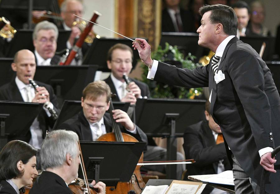 El maestro alemán Christian Thielemann ha dirigido por primera vez a la Orquesta Filarmónica de Viena en el Concierto de Año Nuevo, que este año alcanza su 78ª edición y en el que se han interpretado célebres piezas de la dinastía Strauss, de Carl Michael Ziehrer y de Josef Hellmesberger Jr., y las tradicionales 'El Danubio Azul' o la 'Marcha Radetzky'. Desde la Sala Grande o Dorada del Musikverein de Viena, la Filarmónica ha deleitado al público en la primera parte del concierto, con la 'Marcha Schönfeld' de Carl Michael Ziehrer; el vals 'Transacciones' de Josef Strauss; la 'Danza de los elfos' de Josef Hellmesberger Jr.; la polca rápida 'Exprés' y el vals 'Estampas del Mar del Norte' de Johann Strauss hijo; y la polca rápida 'Con franqueo extra' de Eduard Strauss. En la segunda, la obertura de la opereta 'El barón gitano' de Johann Strauss y la polca francesa 'La bailarina' de Josef Strauss; a continuación, el vals acompañado de ballet 'Vida del artista' yla polca rápida 'La bayadera' de Johann Strauss hijo; la polca francesa 'Noche de ópera' de Eduard Strauss; el 'Vals de Eva' y 'Zarda' con el ballet, de la ópera 'Caballero Pásmán' de Johann Strauss hijo; la 'Marcha egipcia' también de Johann Strauss hijo; el vals 'Entreacto' de Josef Hellmesberger Jr.; la polca mazurca 'Elogio a las mujeres' de Johann Strauss hijo; y el vals 'Música de las esferas' de Josef Strauss. El concierto finaliza con varios bises. El maestro Christian Thielemann y los músicos han tocado el vals 'El Danubio Azul' de Johann Strauss hijo, a continuación han felicitado el Año Nuevo y se han despedido con la 'Marcha Radetzky' de Johann Strauss padre. El programa del intervalo musical entre las dos partes del concierto se titula 'Ópera Estatal de Viena: 150 aniversario' y ofrece un recorrido musical por su sede, con motivo de sus 150 años. Selectos grupos de la Filarmónica de Viena, así como cantantes, bailarines y el coro de la Ópera Estatal, actúan en varios lugares dentro y alrededor del Teatro de la Ópera, que fue inauguradoen 1869 por el emperador Francisco José I. Además, el Ballet Estatal de Viena ha intervenido en varias ocasiones con coreografías del ruso Andrey Kaydanovskiy.