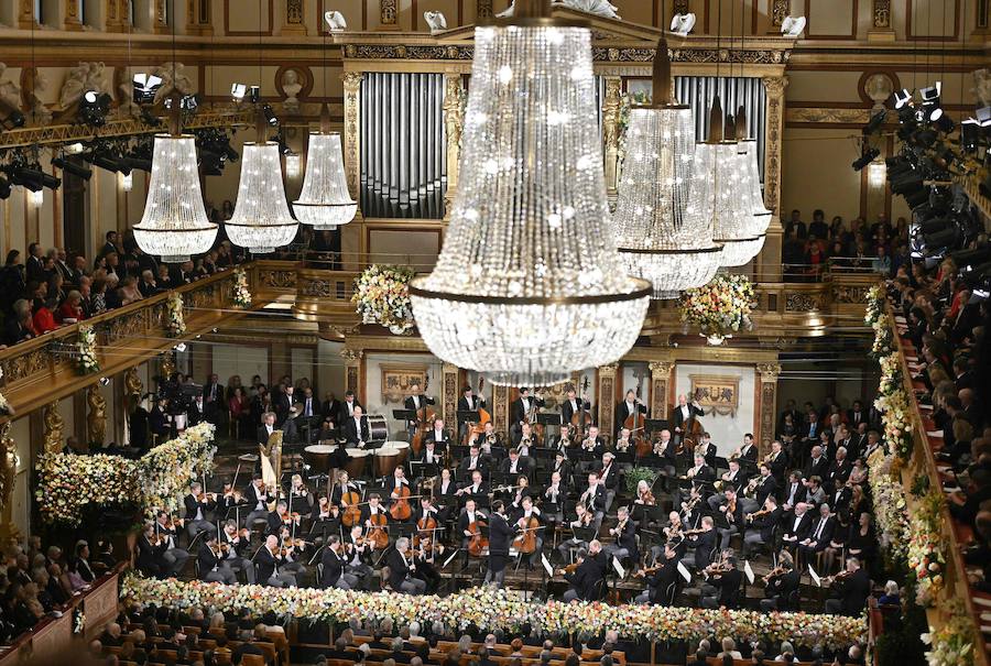 El maestro alemán Christian Thielemann ha dirigido por primera vez a la Orquesta Filarmónica de Viena en el Concierto de Año Nuevo, que este año alcanza su 78ª edición y en el que se han interpretado célebres piezas de la dinastía Strauss, de Carl Michael Ziehrer y de Josef Hellmesberger Jr., y las tradicionales 'El Danubio Azul' o la 'Marcha Radetzky'. Desde la Sala Grande o Dorada del Musikverein de Viena, la Filarmónica ha deleitado al público en la primera parte del concierto, con la 'Marcha Schönfeld' de Carl Michael Ziehrer; el vals 'Transacciones' de Josef Strauss; la 'Danza de los elfos' de Josef Hellmesberger Jr.; la polca rápida 'Exprés' y el vals 'Estampas del Mar del Norte' de Johann Strauss hijo; y la polca rápida 'Con franqueo extra' de Eduard Strauss. En la segunda, la obertura de la opereta 'El barón gitano' de Johann Strauss y la polca francesa 'La bailarina' de Josef Strauss; a continuación, el vals acompañado de ballet 'Vida del artista' yla polca rápida 'La bayadera' de Johann Strauss hijo; la polca francesa 'Noche de ópera' de Eduard Strauss; el 'Vals de Eva' y 'Zarda' con el ballet, de la ópera 'Caballero Pásmán' de Johann Strauss hijo; la 'Marcha egipcia' también de Johann Strauss hijo; el vals 'Entreacto' de Josef Hellmesberger Jr.; la polca mazurca 'Elogio a las mujeres' de Johann Strauss hijo; y el vals 'Música de las esferas' de Josef Strauss. El concierto finaliza con varios bises. El maestro Christian Thielemann y los músicos han tocado el vals 'El Danubio Azul' de Johann Strauss hijo, a continuación han felicitado el Año Nuevo y se han despedido con la 'Marcha Radetzky' de Johann Strauss padre. El programa del intervalo musical entre las dos partes del concierto se titula 'Ópera Estatal de Viena: 150 aniversario' y ofrece un recorrido musical por su sede, con motivo de sus 150 años. Selectos grupos de la Filarmónica de Viena, así como cantantes, bailarines y el coro de la Ópera Estatal, actúan en varios lugares dentro y alrededor del Teatro de la Ópera, que fue inauguradoen 1869 por el emperador Francisco José I. Además, el Ballet Estatal de Viena ha intervenido en varias ocasiones con coreografías del ruso Andrey Kaydanovskiy.
