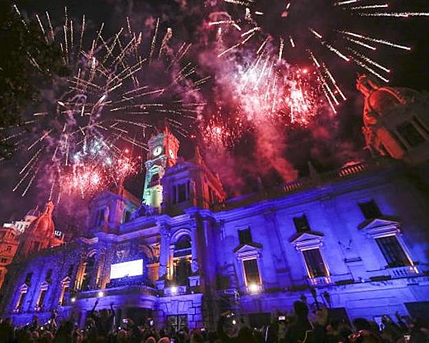 Espectáculo piromusical tras las Campanadas en la plaza del Ayuntamiento de Valencia.