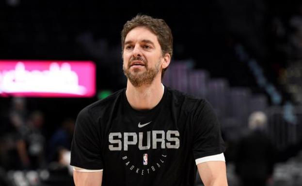 Pau Gasol, durante un calentamiento con los Spurs.