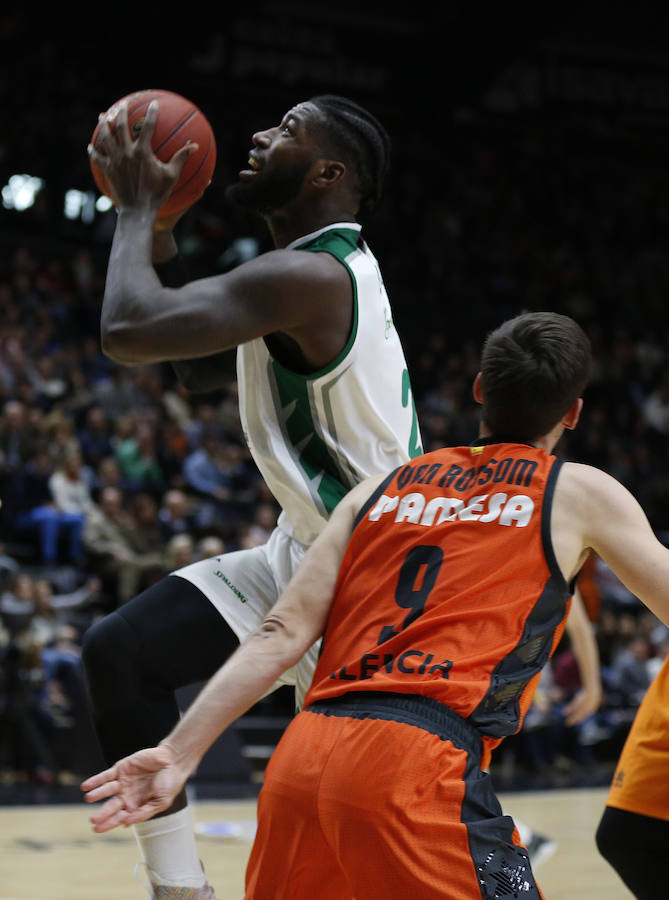 Estas son las imágenes que deja el primer partido del Top16 de EuroCup en la Fonteta. La victoria ha sido para el conjunto taronja por 85-74