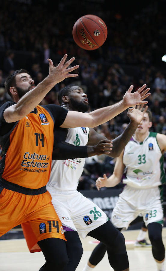 Estas son las imágenes que deja el primer partido del Top16 de EuroCup en la Fonteta. La victoria ha sido para el conjunto taronja por 85-74