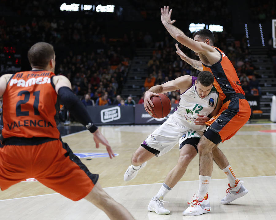 Estas son las imágenes que deja el primer partido del Top16 de EuroCup en la Fonteta. La victoria ha sido para el conjunto taronja por 85-74