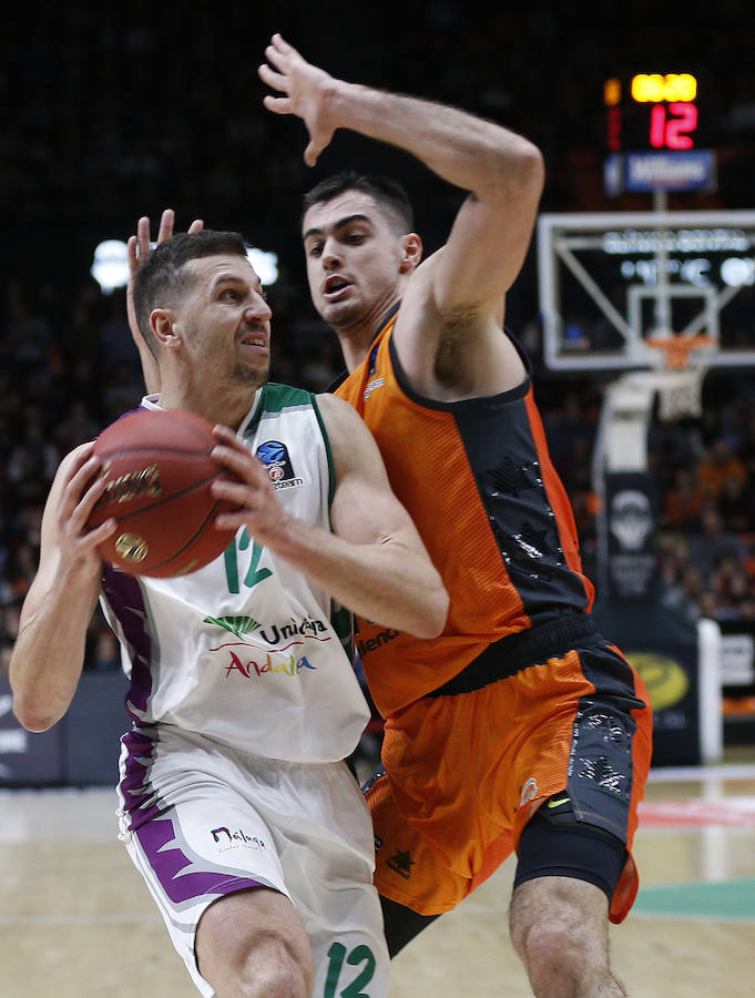 Estas son las imágenes que deja el primer partido del Top16 de EuroCup en la Fonteta. La victoria ha sido para el conjunto taronja por 85-74