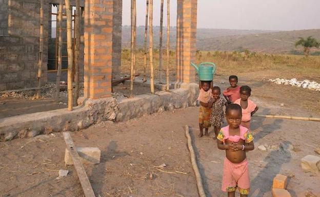 Imagen principal - Proceso de construcción del primer hospital de la R.D. del Congo