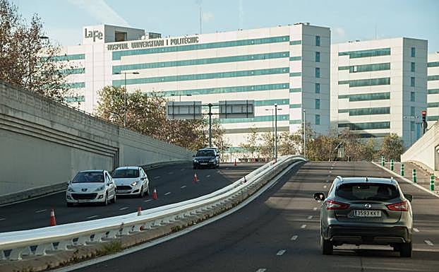 El Consistorio instala una barrera en la mediana del túnel del Bulevar Sur
