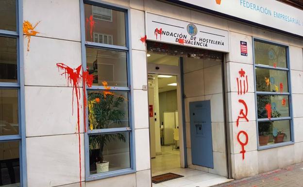Arran ataca la sede de la federación de hosteleros de Valencia