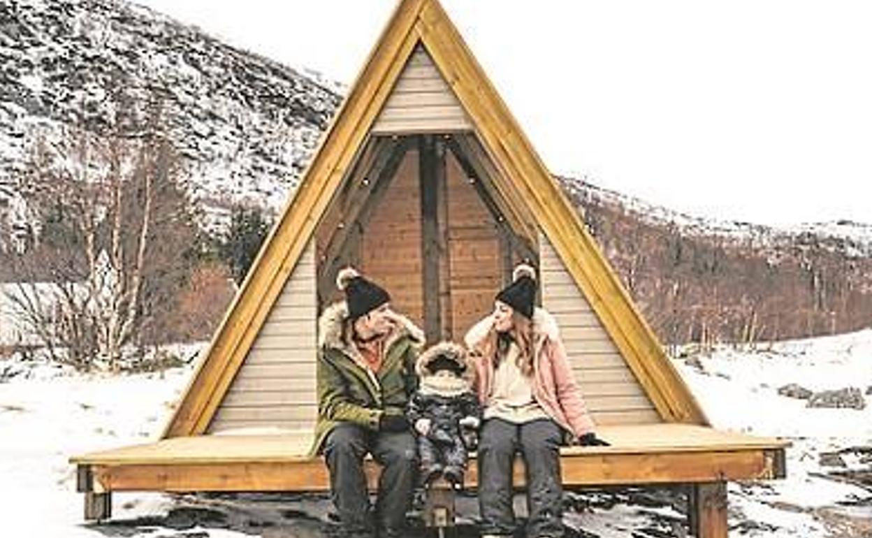 La familia en una cabaña de madera. 