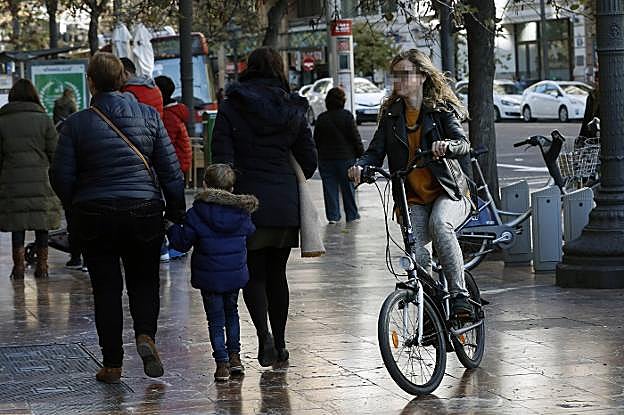 Una ciclista circula por la plaza del Ayuntamiento ayer. 