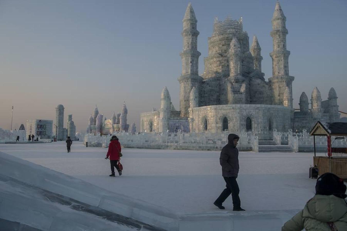 El Festival de Hielo y Nieve de Harbin (China) es todo un espectáculo. Para crear estas esculturas se utilizan cerca de 120.00 metros cúbicos de hielo y 111.000 metros cúbicos de nieve que son expuestas en durante tres meses. 