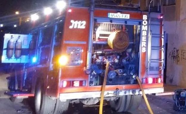 Extinguido un incendio declarado en el exterior de una fábrica de chatarra en Albal