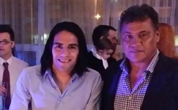 Radamel Falcao, con su padre. 