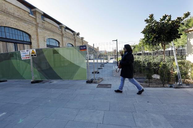 Uno de los accesos a las naves del Parque Central, que aún permanecen cerradas. 