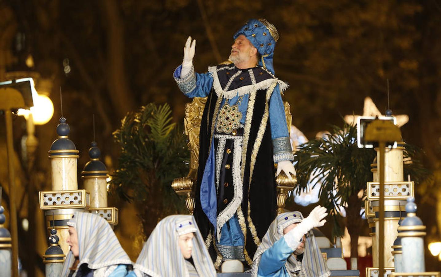 Sus Majestades de Oriente recorren todo el centro de la ciudad en la noche más mágica del año