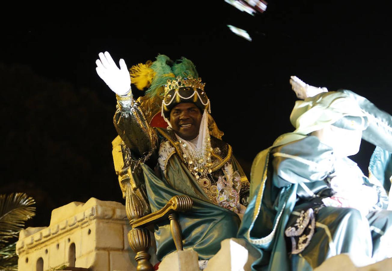 Sus Majestades de Oriente recorren todo el centro de la ciudad en la noche más mágica del año