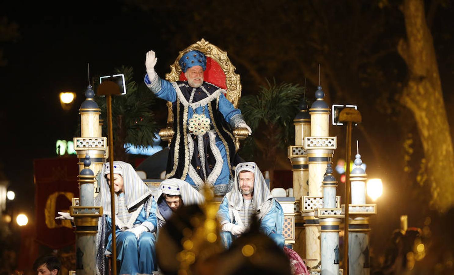 Sus Majestades de Oriente recorren todo el centro de la ciudad en la noche más mágica del año