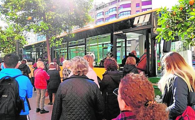 Las frecuencias de los autobuses generan colas y esperas, así como viajes masificados. En algunas ocasiones, los usuarios tienen que esperar al siguiente autocar.