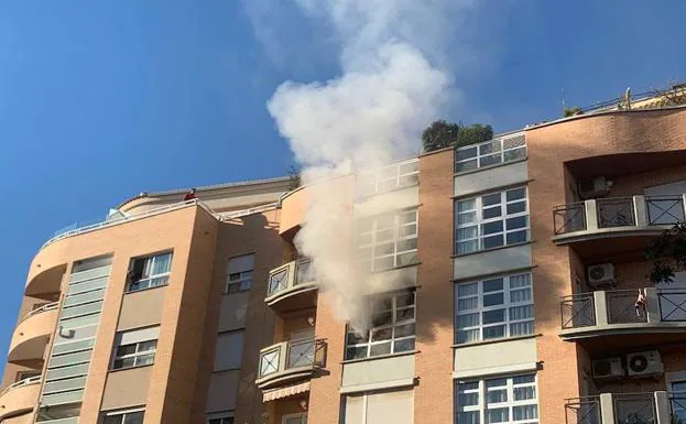 La Policía desaloja a los vecinos de un edificio en Dénia al arder una vivienda