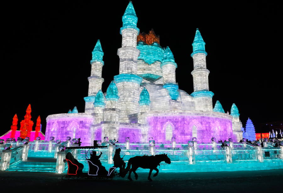El Festival de Hielo y Nieve de Harbin (China) es todo un espectáculo. Para crear estas esculturas se utilizan cerca de 120.00 metros cúbicos de hielo y 111.000 metros cúbicos de nieve que son expuestas en durante tres meses. 