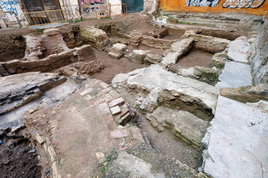 Hasta 13 tumbas completas de una necrópolis islámica han salido a la luz en una excavación realizada los últimos dos meses en el número 2 de la plaza del Árbol de Valencia, en el barrio del Carmen, donde la Generalitat ha reactivado la construcción de ocho viviendas paralizada hace años por la crisis económica. 