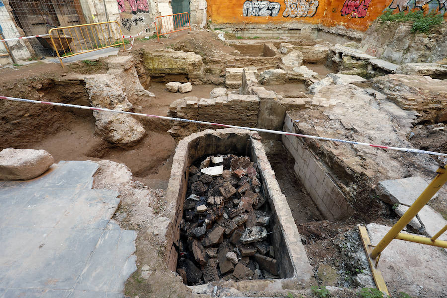 Hasta 13 tumbas completas de una necrópolis islámica han salido a la luz en una excavación realizada los últimos dos meses en el número 2 de la plaza del Árbol de Valencia, en el barrio del Carmen, donde la Generalitat ha reactivado la construcción de ocho viviendas paralizada hace años por la crisis económica. 