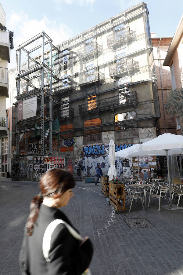 Hasta 13 tumbas completas de una necrópolis islámica han salido a la luz en una excavación realizada los últimos dos meses en el número 2 de la plaza del Árbol de Valencia, en el barrio del Carmen, donde la Generalitat ha reactivado la construcción de ocho viviendas paralizada hace años por la crisis económica. 