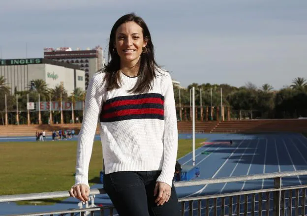 Ana Martín-Sacristán, junto a las pistas de atletismo del viejo cauce del río Turia. 