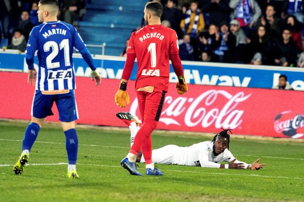 Batshuayi, en el suelo, reclamaba penalti por un acción en el área del Alavés. 