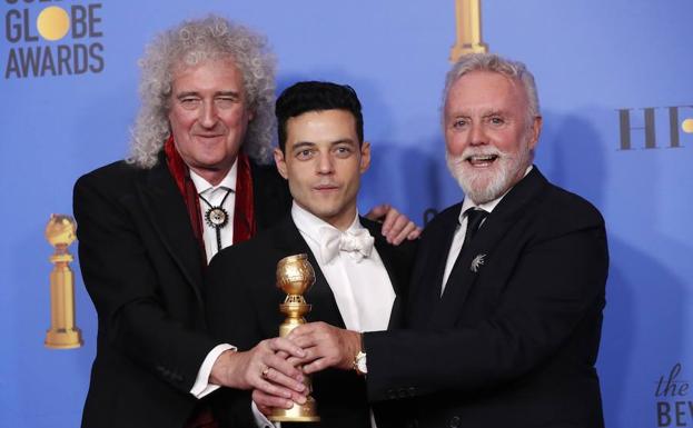 Rami Malek, mejor actor dramático por dar vida a Freddie Mercury en 'Bohemian Rhapsody, entre Brian May y Roger Taylor, miembros de Queen.