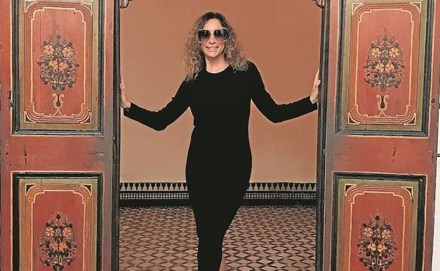 Diana López en una de las puertas del riad en el que se alojó toda la familia y que estaba ubicado a cinco minutos de la Medina. 