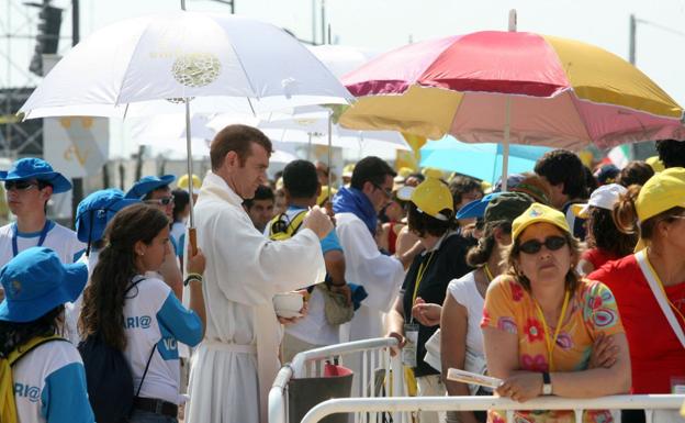 Fieles siguiendo la misa que dio el Papa en el altar de la Ciudad de las Ciencias. 