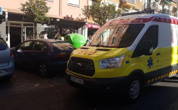 Una ambulancia tarda una hora y media en atender a una anciana tendida en el suelo en Valencia