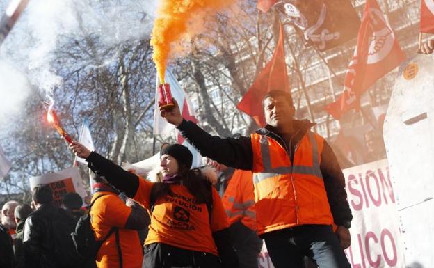 Trabajadores de la empresa productora de aluminio Alcoa, se manifiestan este martes en Madrid.