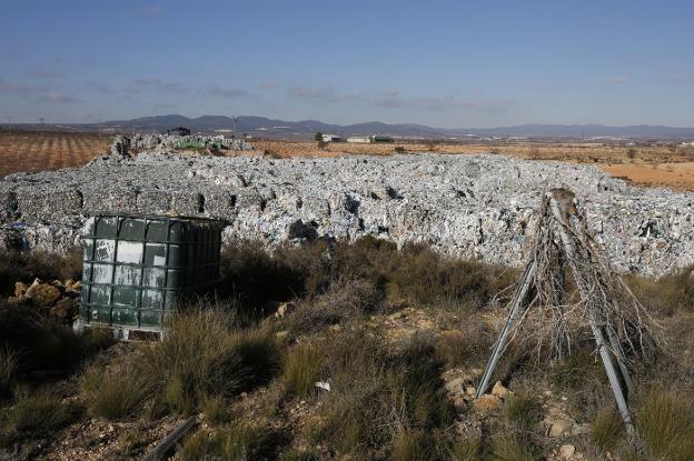 Miles de toneladas de plástico acumuladas en varias parcelas del témino de Utiel . 