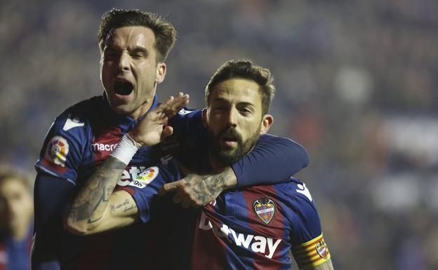 Morales y Toño celebrando el gol ante el Girona. 