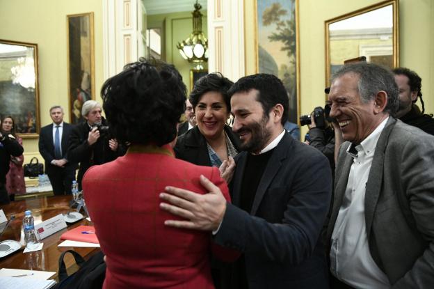 Vicent Marzà saluda a la ministra en presencia de la consejera de Navarra y del secretario autonómico, Miguel Soler. 