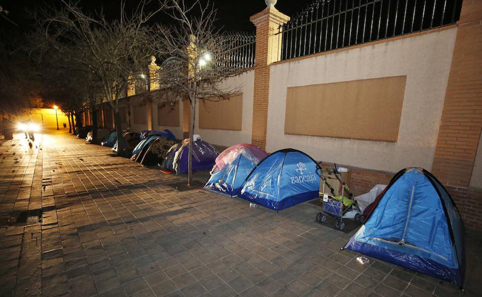 Indigentes instalados en las proximidades del Jardin de las Hespérides se preparan para afrontar la ola de frio polar.