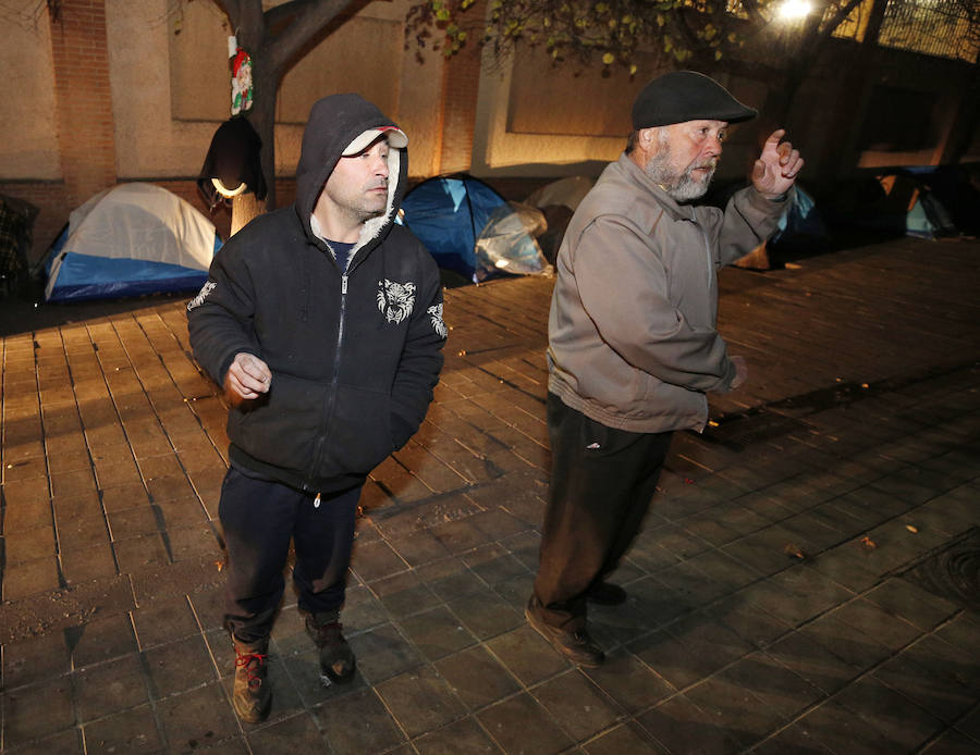 Fotos: Indigentes acampados junto al jardín de las Hespérides de Valencia