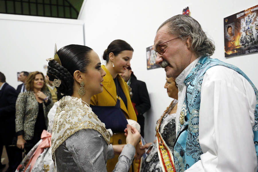 La agrupación del Marítimo ha inaugurado la exposición de bocetos de las fallas que plantarán sus 46 comisiones asociadas. El acto ha tenido lugar en las Reales Atarazanas del Grao, como es ya una tradición, y ha contado con la presencia de las falleras mayores de Valencia, Marina Civera y Sara Larrazábal, y sus cortes que han inaugurado la muestra. Uno de los momentos emotivos es cuando Marina Civera ha coincidido en el saludo con los representantes de su comisión, Barrio San José, y se ha fundido con ellos en un abrazo. Las dos falleras mayores de Valencia han sido las encargadas de realizar la entrega de los premios de laboriosidad y actividad fallera que esta agrupación que preside Pepe Pastor entrega a las diez comisiones que han sido merecedoras de los galardones. Posteriormente, Pastor ha entregado los premios infantiles y mayores a los ganadores de las actividades realizadas durante el ejercicio de 2018-2019. La muestra se podrá ver hasta el domingo. Ese mismo día habrá una muestra de bailes regionales en el interior de las Atarazanas (10.30 h.). Participarán los grupos de las fallas Barrio San José; Doctor J. J. Dómine-Puerto; Progreso-Teatro de la Marina; Blasco Ibáñez-Mestre Ripoll; Aras de Alpuente-Castell de Pop; Arquitecto Alfaro-Francisco Cubells; Barraca-Travesía Iglesia del Rosario, así como los grupos de tabal i dolçaina de las fallas Justo Vilar-Mercado del Cabanyal y Conserva-Berenguer Mallol.