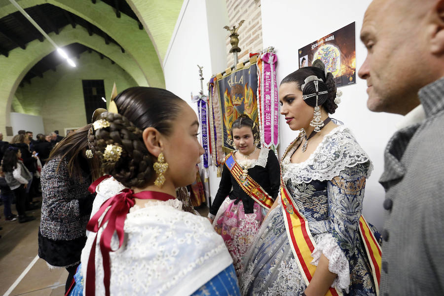 La agrupación del Marítimo ha inaugurado la exposición de bocetos de las fallas que plantarán sus 46 comisiones asociadas. El acto ha tenido lugar en las Reales Atarazanas del Grao, como es ya una tradición, y ha contado con la presencia de las falleras mayores de Valencia, Marina Civera y Sara Larrazábal, y sus cortes que han inaugurado la muestra. Uno de los momentos emotivos es cuando Marina Civera ha coincidido en el saludo con los representantes de su comisión, Barrio San José, y se ha fundido con ellos en un abrazo. Las dos falleras mayores de Valencia han sido las encargadas de realizar la entrega de los premios de laboriosidad y actividad fallera que esta agrupación que preside Pepe Pastor entrega a las diez comisiones que han sido merecedoras de los galardones. Posteriormente, Pastor ha entregado los premios infantiles y mayores a los ganadores de las actividades realizadas durante el ejercicio de 2018-2019. La muestra se podrá ver hasta el domingo. Ese mismo día habrá una muestra de bailes regionales en el interior de las Atarazanas (10.30 h.). Participarán los grupos de las fallas Barrio San José; Doctor J. J. Dómine-Puerto; Progreso-Teatro de la Marina; Blasco Ibáñez-Mestre Ripoll; Aras de Alpuente-Castell de Pop; Arquitecto Alfaro-Francisco Cubells; Barraca-Travesía Iglesia del Rosario, así como los grupos de tabal i dolçaina de las fallas Justo Vilar-Mercado del Cabanyal y Conserva-Berenguer Mallol.