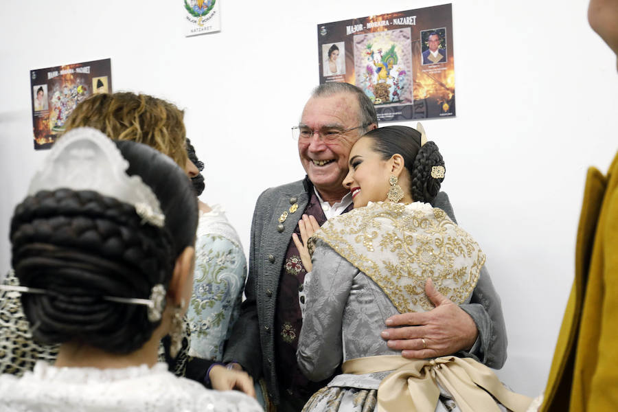 La agrupación del Marítimo ha inaugurado la exposición de bocetos de las fallas que plantarán sus 46 comisiones asociadas. El acto ha tenido lugar en las Reales Atarazanas del Grao, como es ya una tradición, y ha contado con la presencia de las falleras mayores de Valencia, Marina Civera y Sara Larrazábal, y sus cortes que han inaugurado la muestra. Uno de los momentos emotivos es cuando Marina Civera ha coincidido en el saludo con los representantes de su comisión, Barrio San José, y se ha fundido con ellos en un abrazo. Las dos falleras mayores de Valencia han sido las encargadas de realizar la entrega de los premios de laboriosidad y actividad fallera que esta agrupación que preside Pepe Pastor entrega a las diez comisiones que han sido merecedoras de los galardones. Posteriormente, Pastor ha entregado los premios infantiles y mayores a los ganadores de las actividades realizadas durante el ejercicio de 2018-2019. La muestra se podrá ver hasta el domingo. Ese mismo día habrá una muestra de bailes regionales en el interior de las Atarazanas (10.30 h.). Participarán los grupos de las fallas Barrio San José; Doctor J. J. Dómine-Puerto; Progreso-Teatro de la Marina; Blasco Ibáñez-Mestre Ripoll; Aras de Alpuente-Castell de Pop; Arquitecto Alfaro-Francisco Cubells; Barraca-Travesía Iglesia del Rosario, así como los grupos de tabal i dolçaina de las fallas Justo Vilar-Mercado del Cabanyal y Conserva-Berenguer Mallol.