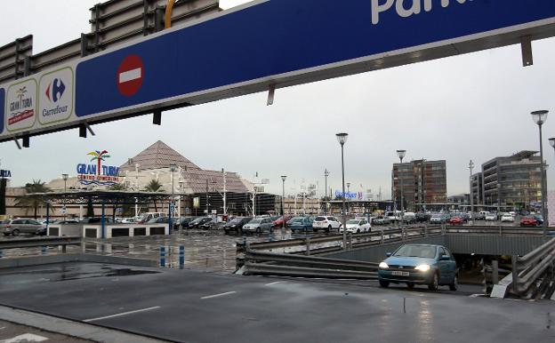 Acceso al centro comercial y de ocio Gran Turia, ubicado en Xirivella. 