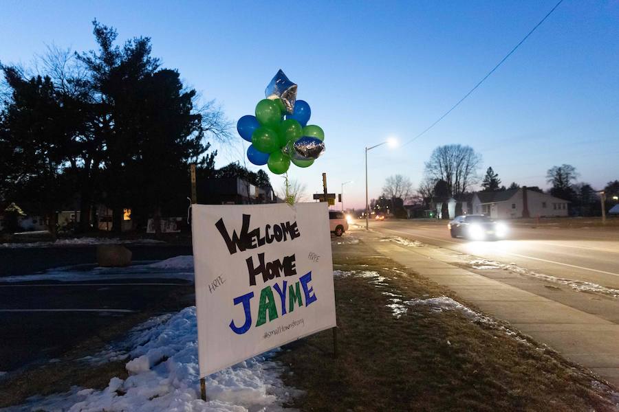 Estados Unidos celebra el hallazgo con vida de Jayme Closs, una adolescente de 13 años a la que se le había perdido la pista el 15 de octubre de 2018, después de que sus padres fuesen asesinados a tiros en su vivienda del condado de Barron, en el estado norteamericano de Wisconsin. Jayme logró escapar tras pasar 88 días en manos del hombre de 21 años que se cree que mató a sus padres para poder secuestrarla.