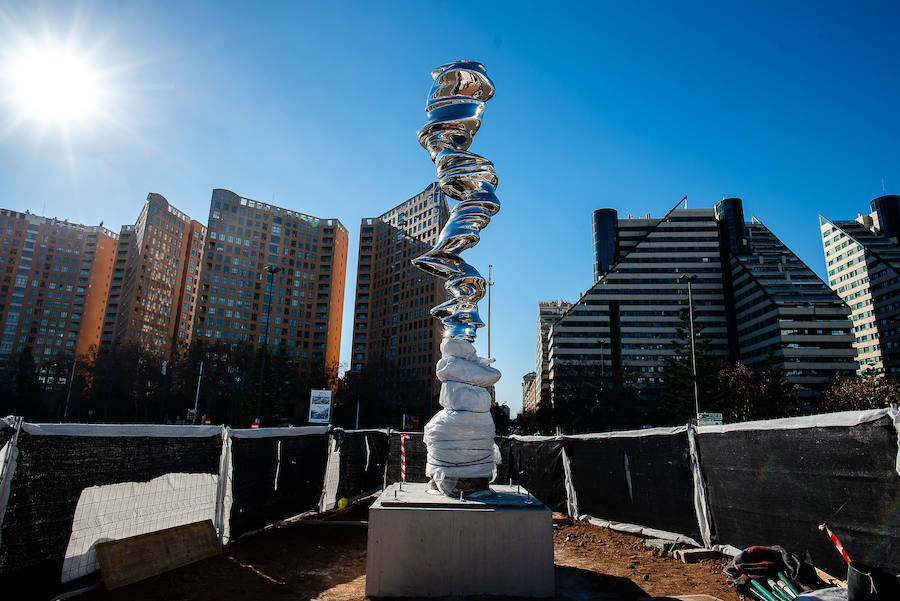 Fotos: Traslado de la escultura &#039;Points of view&#039; de Tony Cragg que Hortensia Herrero compró para Valencia