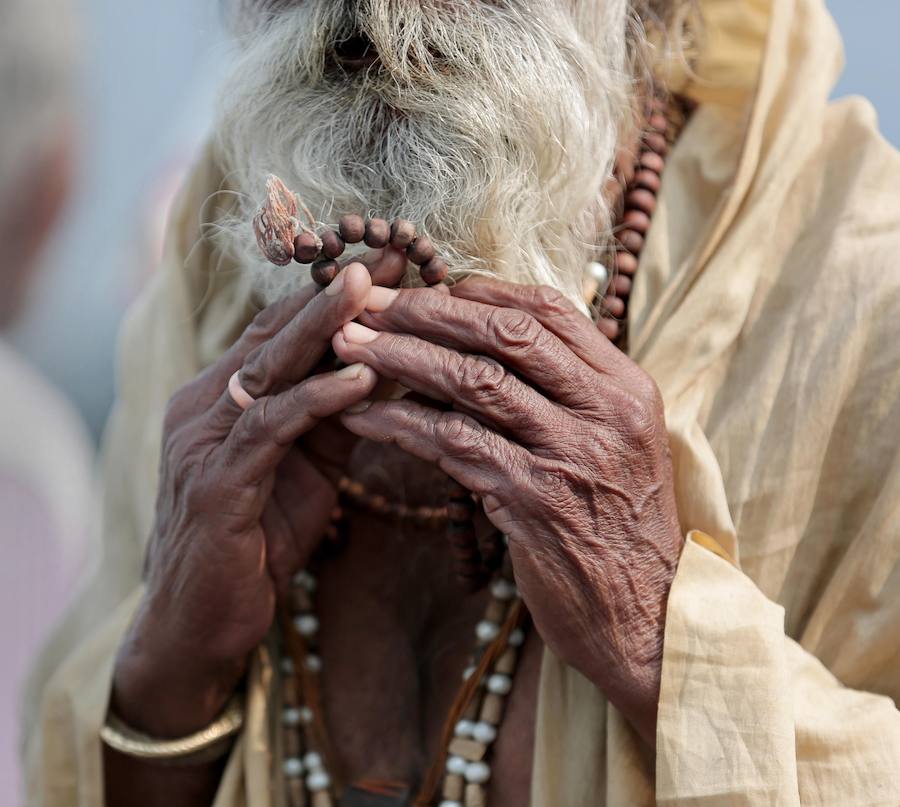 El 'Kumbh Mela' es una de las mayores celebraciones religiosas del hinduismo y se ha celebrado este fin de semana en Allahabad (India). Esta cita congrega a centenares de personas a orillas del Ganges, ya que los hidús creen que al sumergirse en sus aguas quedarán absueltos de todos sus pecados. Al rito acuden multitud de peregrinos de todas las religiones y sectas, incluidos los 'sadhu' (monjes), retratados en estas imágenes. Hay muchas clases de 'sadhus'. Los más sorprendentes son los 'Nagas', que viven desnudos, cubiertos solamente con un «vibhuti» o cenizas sagradas y dejan crecer su pelo en bucles llamados «jata».