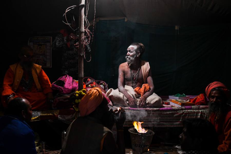 El 'Kumbh Mela' es una de las mayores celebraciones religiosas del hinduismo y se ha celebrado este fin de semana en Allahabad (India). Esta cita congrega a centenares de personas a orillas del Ganges, ya que los hidús creen que al sumergirse en sus aguas quedarán absueltos de todos sus pecados. Al rito acuden multitud de peregrinos de todas las religiones y sectas, incluidos los 'sadhu' (monjes), retratados en estas imágenes. Hay muchas clases de 'sadhus'. Los más sorprendentes son los 'Nagas', que viven desnudos, cubiertos solamente con un «vibhuti» o cenizas sagradas y dejan crecer su pelo en bucles llamados «jata».